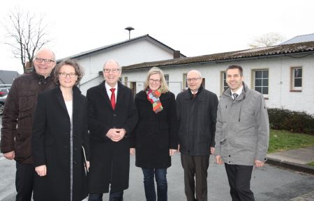 Übergabe des Förderbescheids: Ehemalige KZ-Baracke kann umgebaut werden